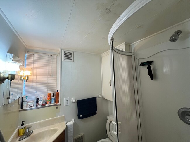 Building Photo - Studio apartment near WWU!