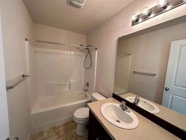 Building Photo - Bright & Modern 3BR Redmond End-Unit Townh...