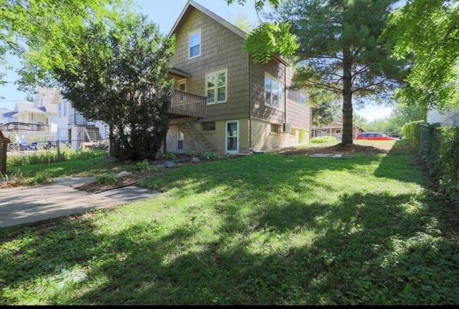 Building Photo - Beautiful 4 Bedroom Home Near Blackstone!