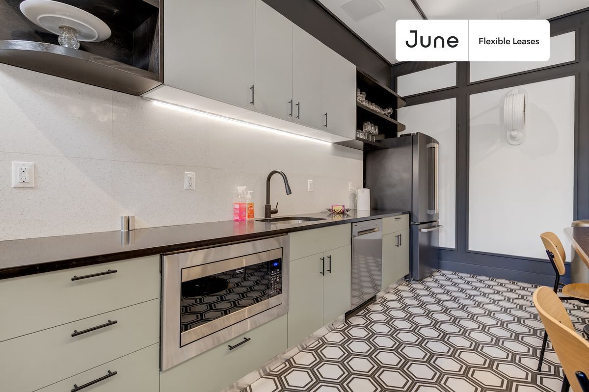 Building Photo - Charming Private ROOM in Williamsburg