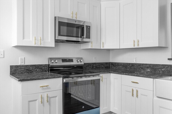 Building Photo - Where Vintage Vibes Meet Modern Mojo—Rent This Rare Historic 4BR/2BA Duplex in Norfolk’s Park Place
