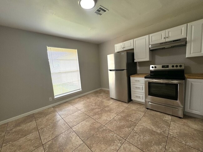 Building Photo - 3 bedroom 2 bathroom Duplex!