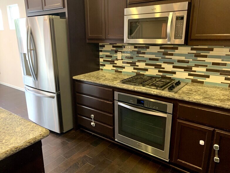 Kitchen - 5853 Flora Cmn