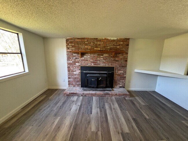 Building Photo - FOR RENT