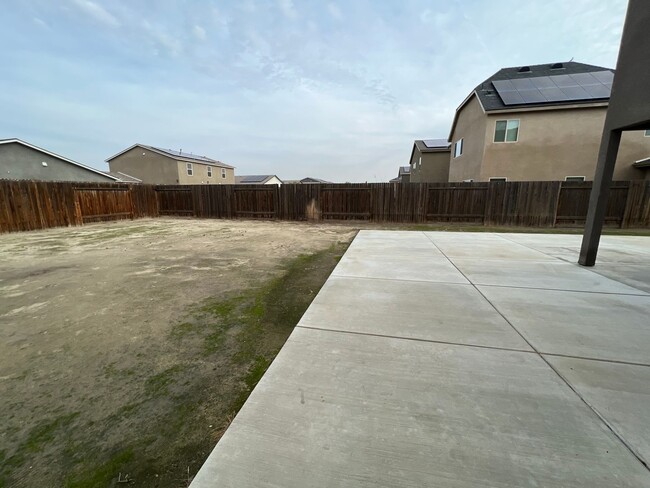 Building Photo - Southwest 4 bedroom Home