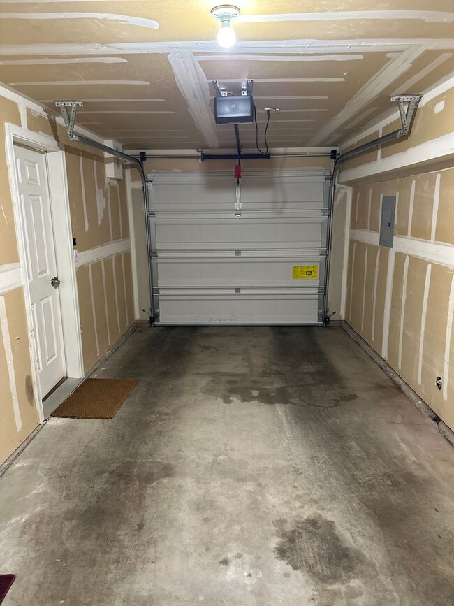 Building Photo - 3 bed 2 bath Townhome Green Lake Neighborh...