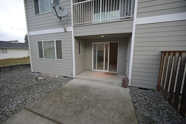 Building Photo - Super clean 2 bed 1 bath apartment in Port...