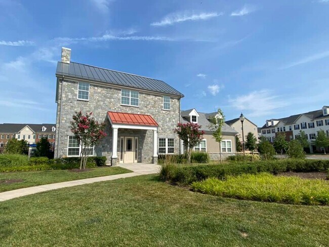 Building Photo - Immaculate & Stunning 3 Bedroom 2.5 Bathroom Brick, End-Unit Condo Style Townhome In Luxurious An...