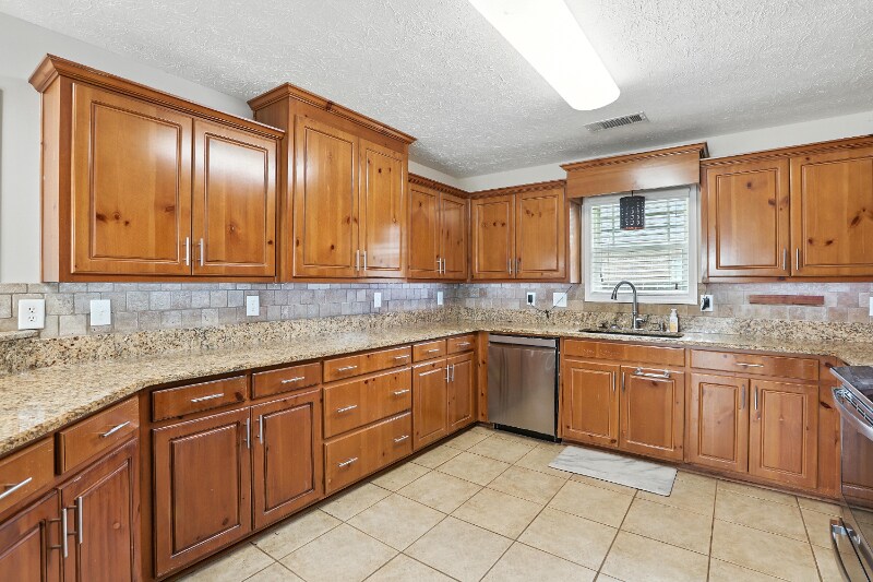 Building Photo - 131 Rock Ct