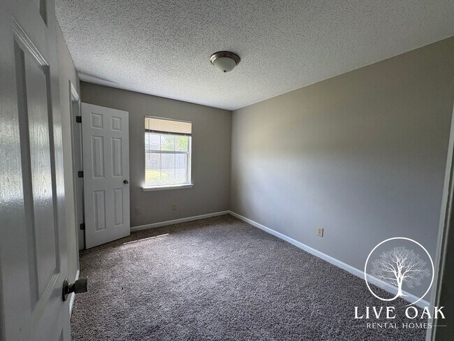 Building Photo - MOVE IN SPECIAL: $500 OFF 1ST MONTH'S RENT!**