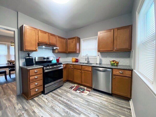 Building Photo - 3 Bed - 1 Bath Colonial available for Rent in Garfield Hts!
