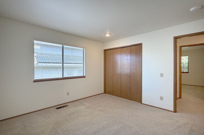 Building Photo - 3bd/2ba Bellevue Home