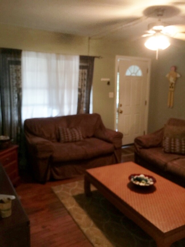 Building Photo - 3/2.5 House with large yard walking distan...