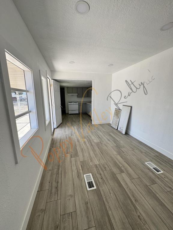 Building Photo - 1230 E Suffock Ave