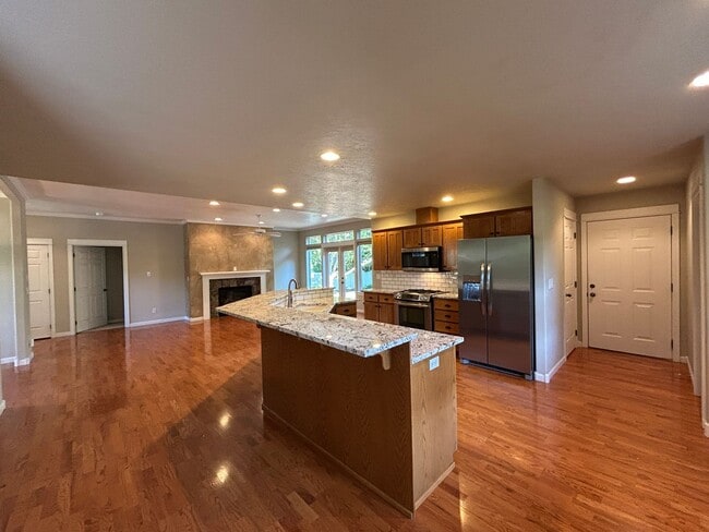 Building Photo - Well Maintained 3 Bedroom / 2 Bathroom Hom...