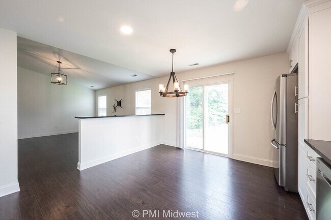 Building Photo - "Charming 3-Bed, 2-Bath Home with 1263 Sq Ft in Westfield's Serene Useppa Ct"