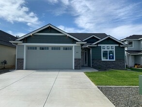 Building Photo - New 3 Bedroom 2 Bath Home conveniently loc...