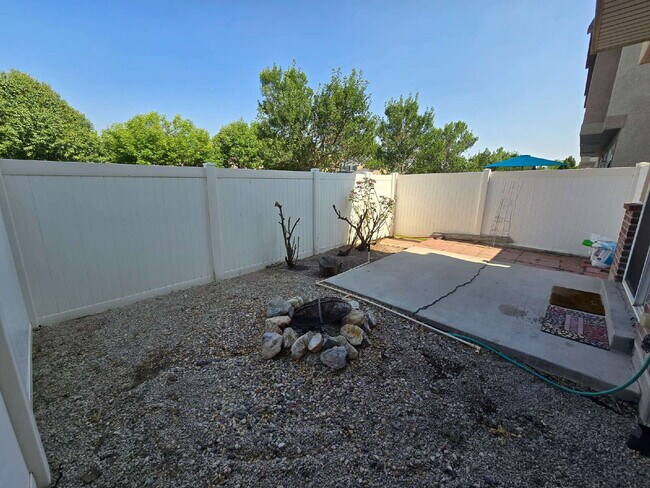 Building Photo - "Charming 3-Bed Townhouse Retreat in North...