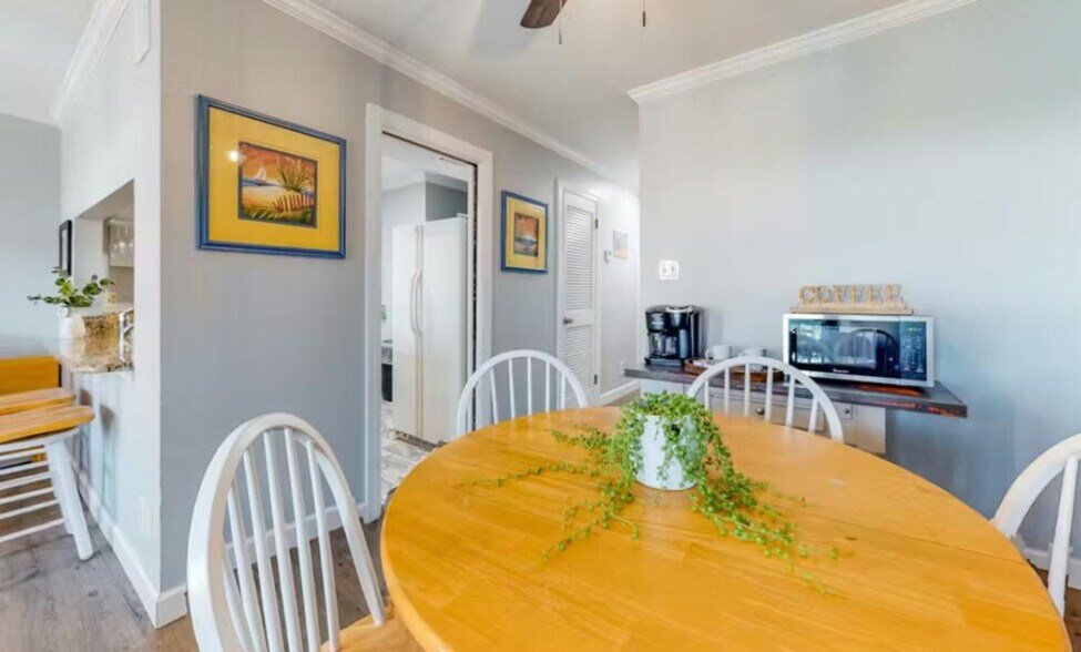 Building Photo - 952 W Beach Blvd