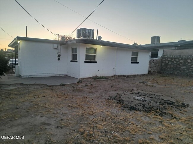 Building Photo - 986 Gloria St