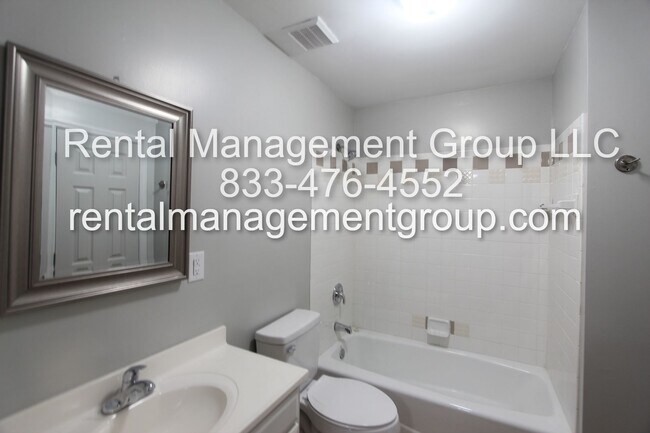 Building Photo - 3 Bedroom, 2 Bath! New on the Market and N...
