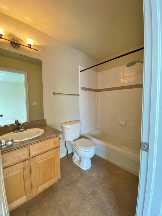 Building Photo - Renovated 2 Bedroom 2.5 Bathroom Condo in ...