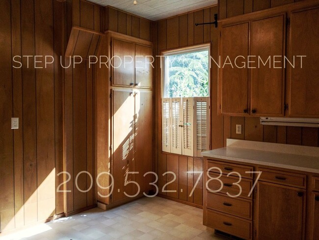 Building Photo - Conveniently located 2 Bedroom Home Near D...