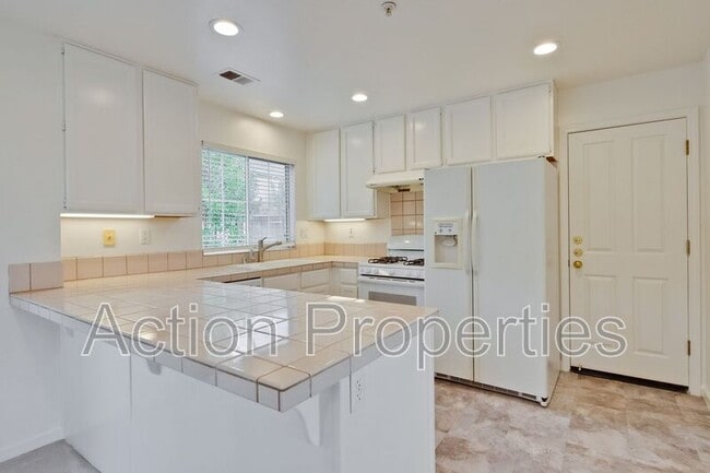 Building Photo - 857 Markham Terrace