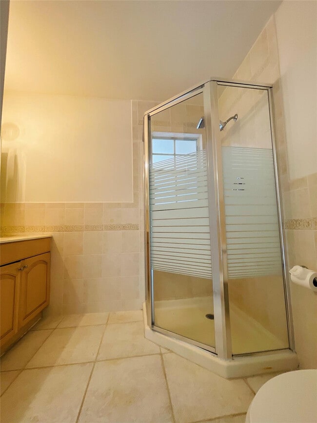 Building Photo - 2605 Bay Dr