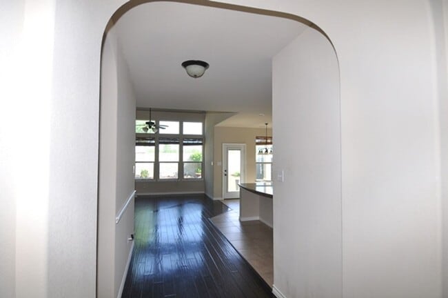 Building Photo - Beautiful 4-2.5-2 with 3 living, 2 dining ...