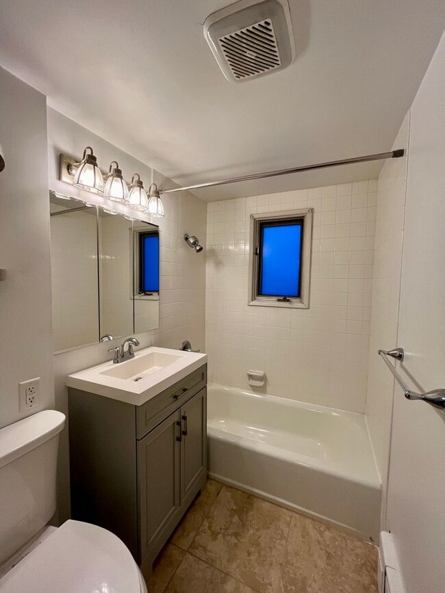Building Photo - Dog friendly 2 bedroom home in town