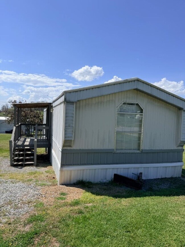Building Photo - Greenback 37742 - 3 bed 2 bath mobile home - Lease to own option - call Troy Adams 865-233-6949