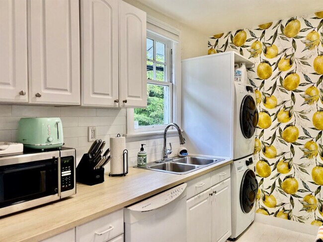 Building Photo - 446 27th St