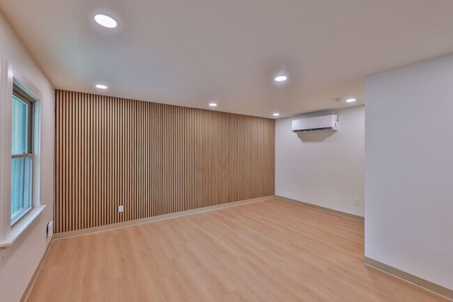 Building Photo - 551 Elm St