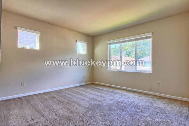 Building Photo - 3 Bed, 2.5 Bath Townhome with Upstairs Office or Tech Room