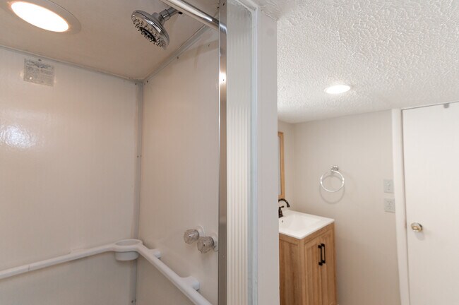 Building Photo - 223 E Pennview Ave