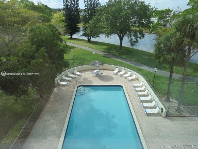 Building Photo - 2324 S Cypress Bend Dr