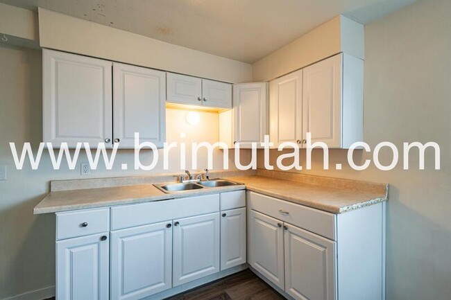 Building Photo - 226 W 400 N