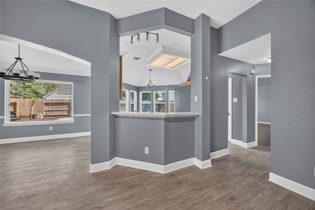 Building Photo - 3519 Crescent Dr