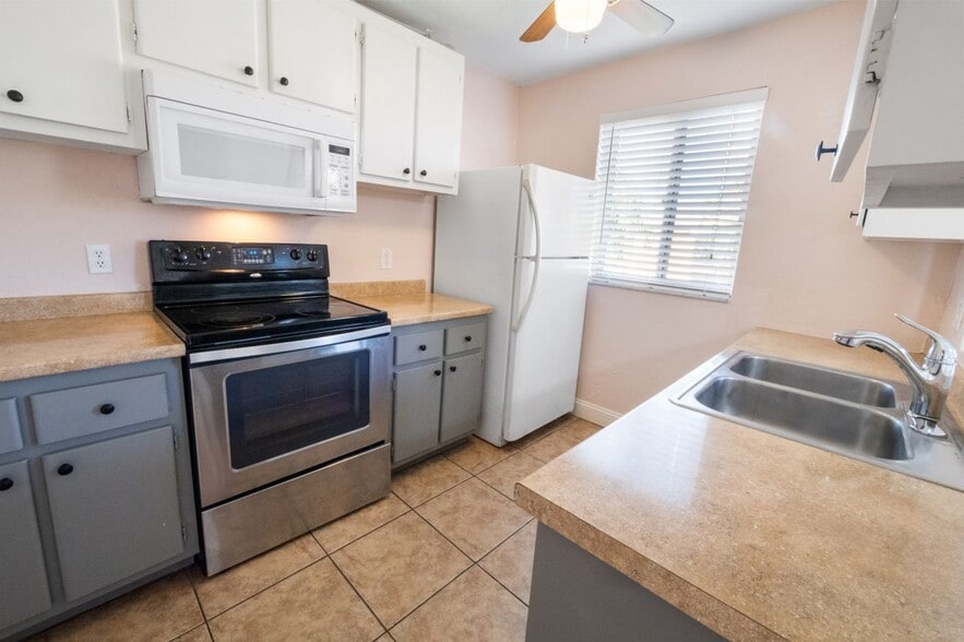 Building Photo - 12630 Kenwood Ln