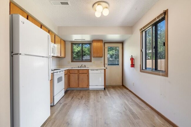 Building Photo - $1,250 | 2 Bedroom, 1.5 Bathroom Duplex | ...