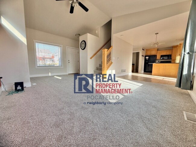 Building Photo - 3 bed 2.5 bath 2 car garage house - pets negotiable