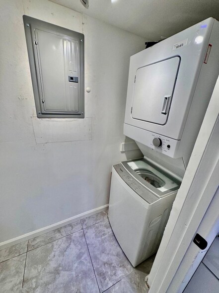 Building Photo - 747 SE 1st Way