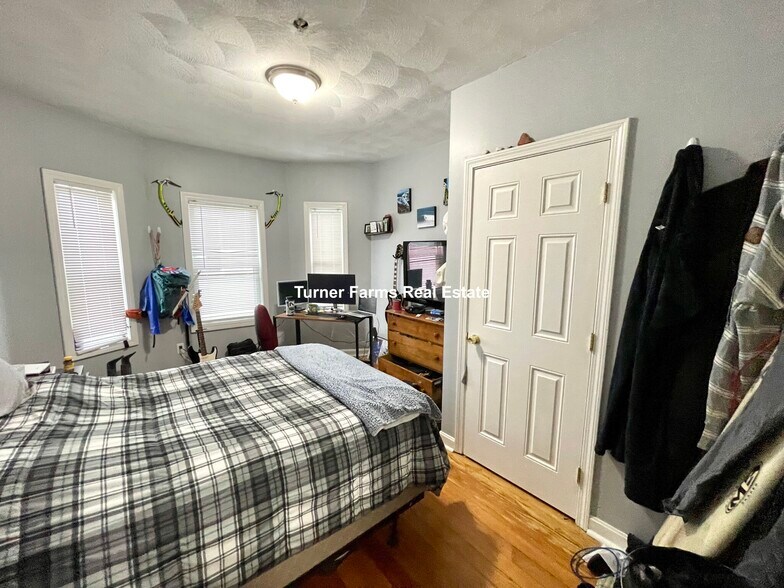 Building Photo - 50 Derby St