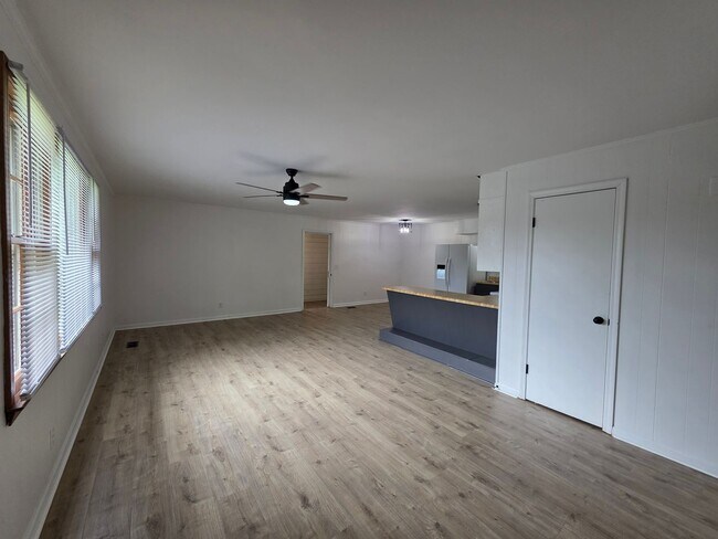 Building Photo - FOR LEASE Charming All-Brick Home on 1 Acr...