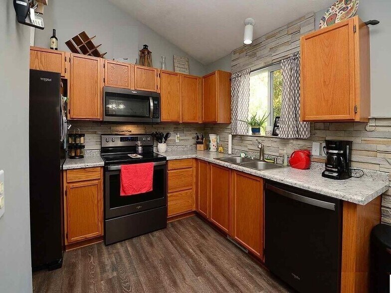 Building Photo - 7884 Redick Ave