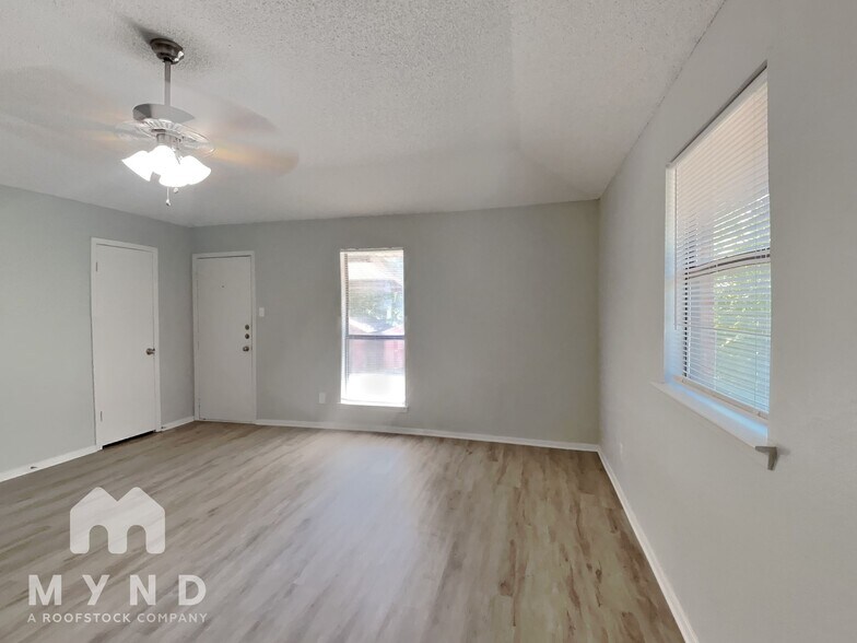 Building Photo - 807 Lakeview Ridge