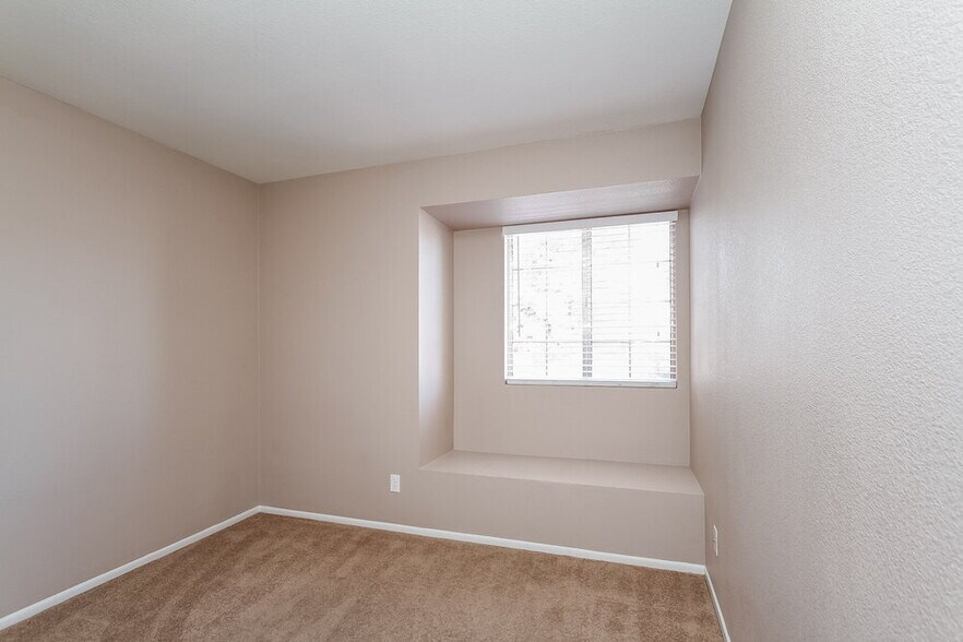 Building Photo - 60 Fantasia Ln