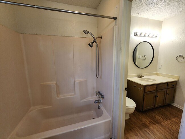 Building Photo - Cozy 2 Bedroom Duplex in Joshua