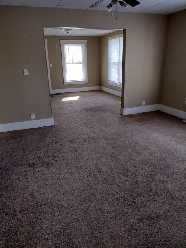 Building Photo - Two bedroom/one bathroom single family hou...